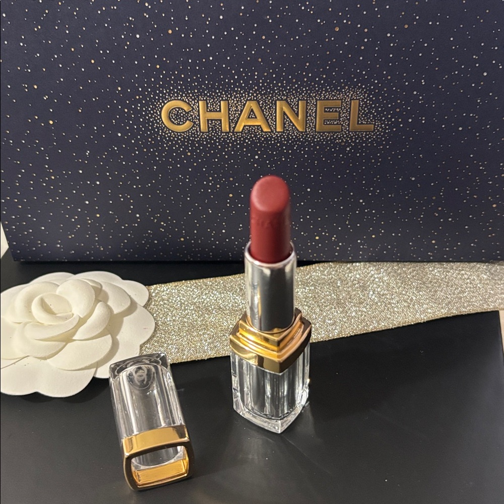 CHANEL Luxurious Scarlet Lipstick